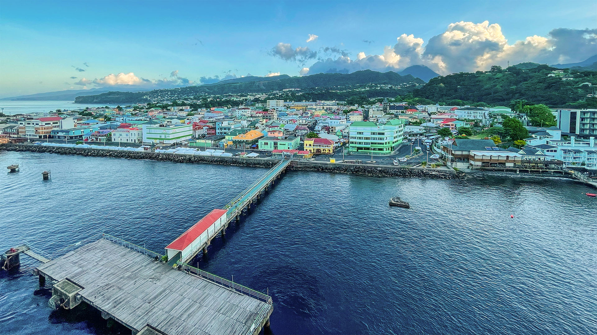 Kreuzfahrtanleger mit Blick auf die Stadt Roseau, Dominica